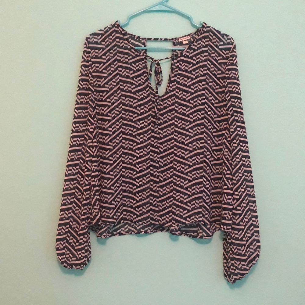 Eyeshadow Large Black & White Blouse with keyholes